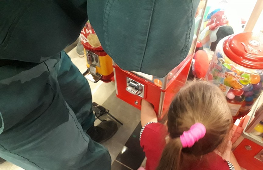 Спасатели помогли девочке застрявшей в автомате с игрушками в Рогачёве