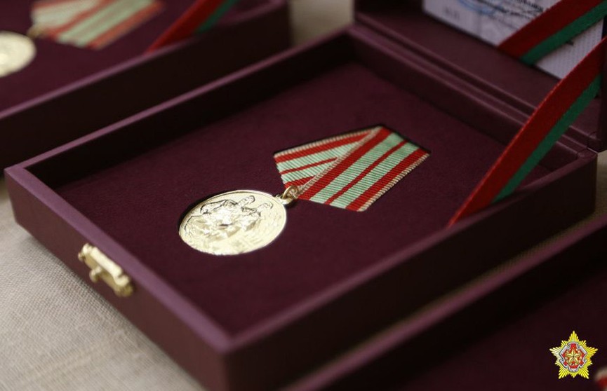 Министр обороны вручил юбилейные медали в честь 80-летия освобождения Беларуси