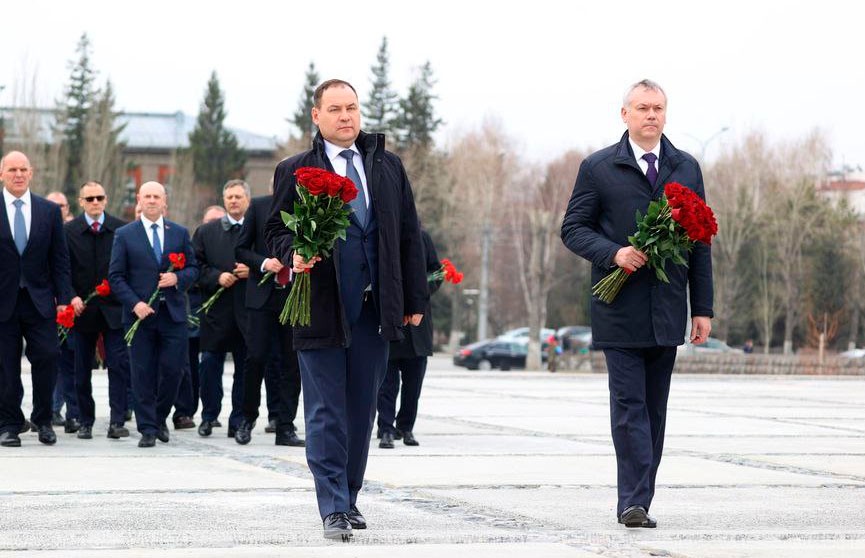Роман Головченко возложил цветы к Монументу славы в Новосибирске