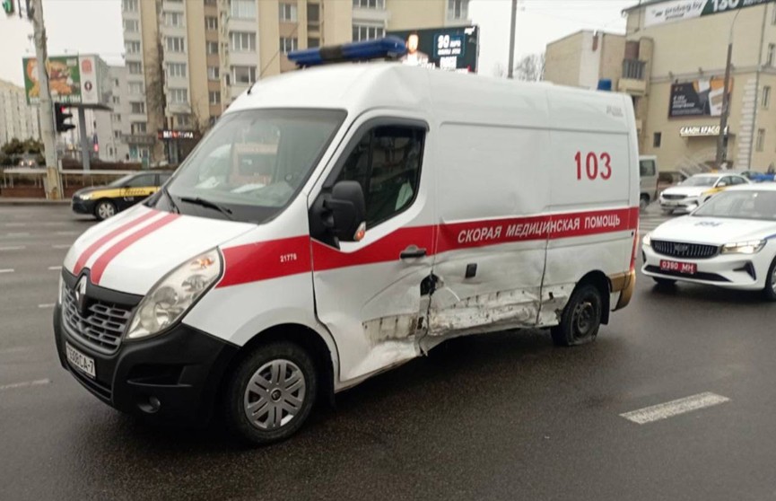 Серьезное ДТП в Минске: столкнулись скорая помощь и легковушка