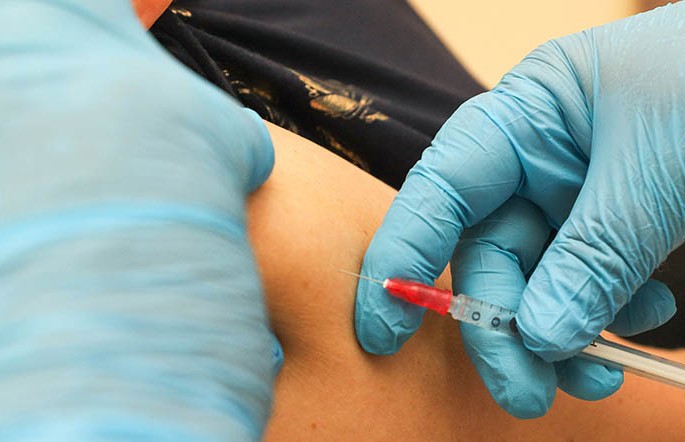 8 человек по ошибке получили пятикратную дозу вакцины от COVID-19 в Германии