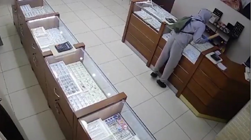20-летний парень с битой ограбил ювелирный магазин в Борисове. Его задержали через 10 минут