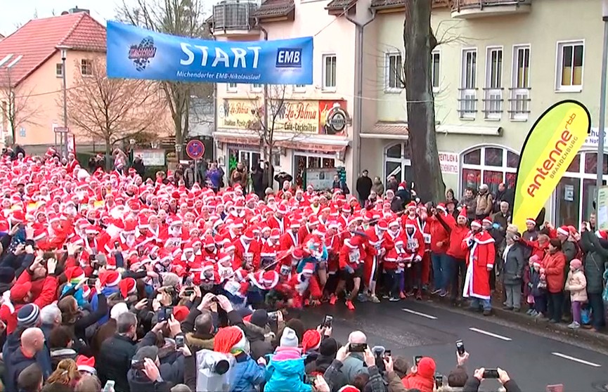 Забег Санта-Клаусов прошёл в Германии