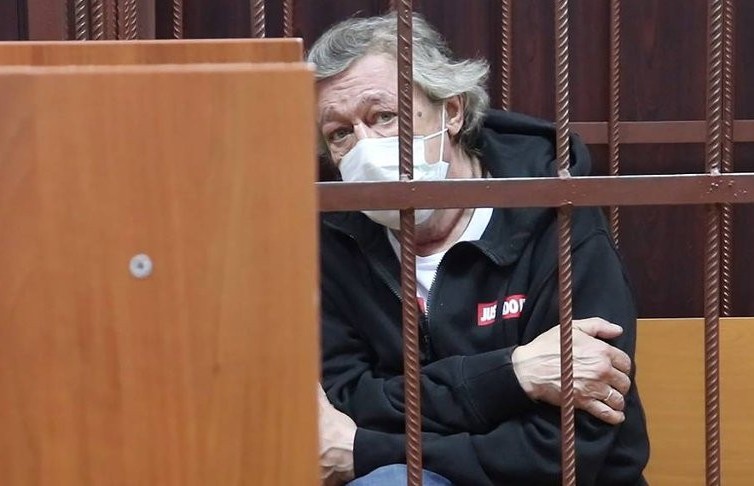 Суд отправил Михаила Ефремова под домашний арест до 9 августа