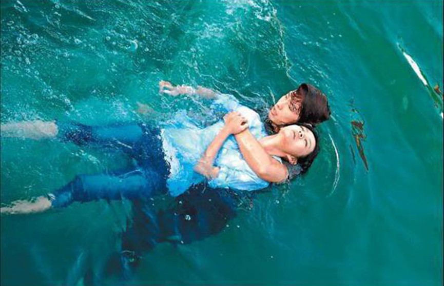 Как спасается мальчик. Вода и человек. Девушка утопает в воде. Выбраться из воды. Спасает девушку из под воды.