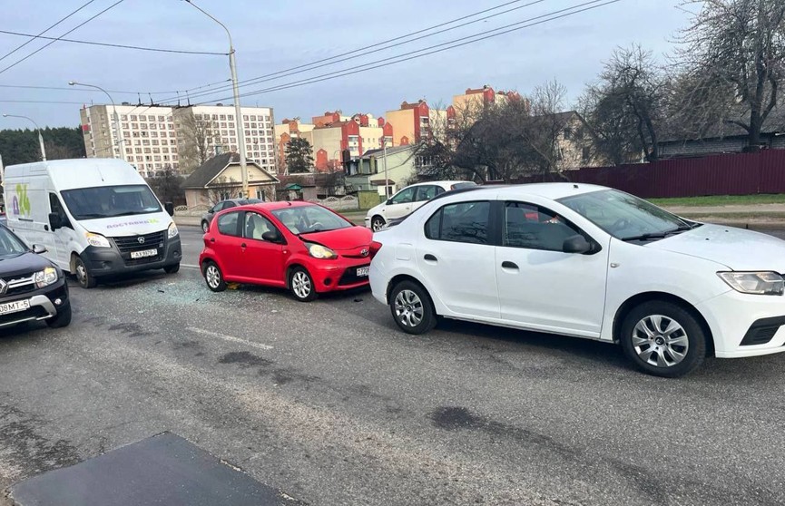 Три автомобиля столкнулись на Ваупшасова в Минске