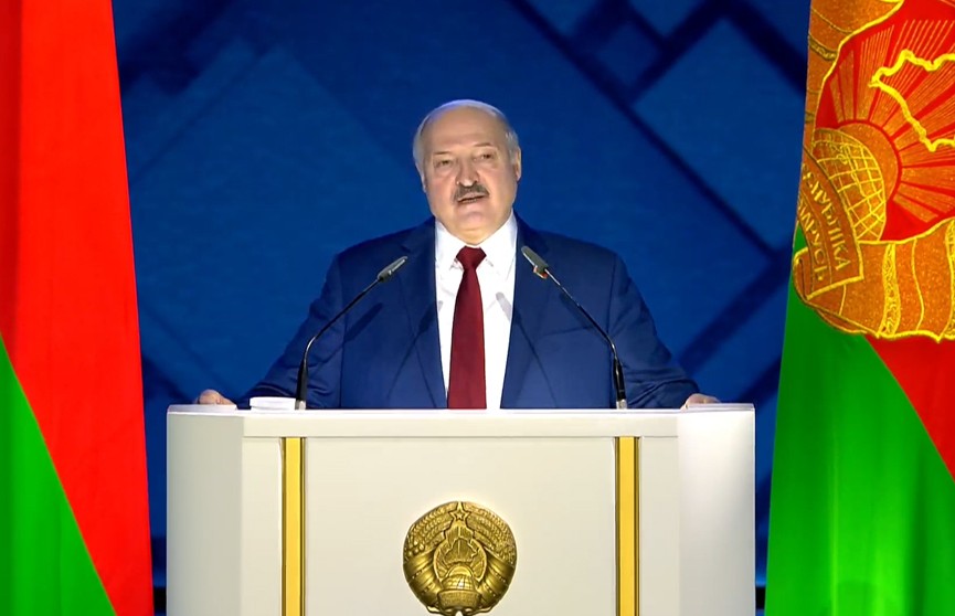 Лукашенко: часть молодежи думает, что хлеб растет на деревьях, но только жесточайший труд принесет честь и славу