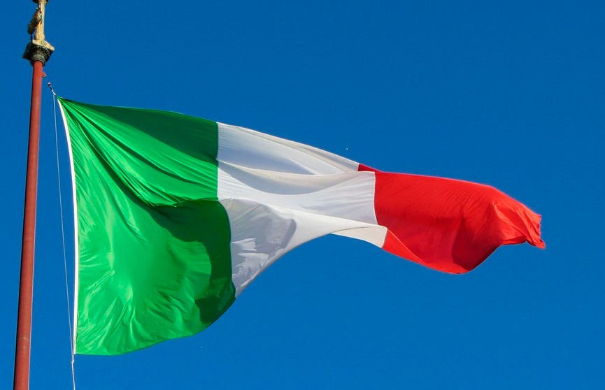 Экс-премьер Италии Берлускони попал в больницу