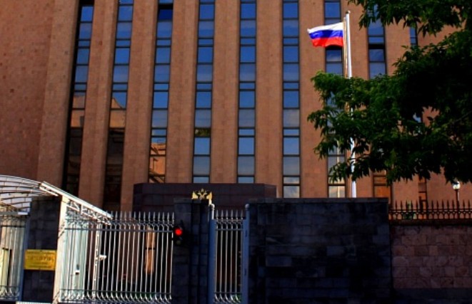 В Армении группа мужчин выпачкали красной краской двери российского посольства