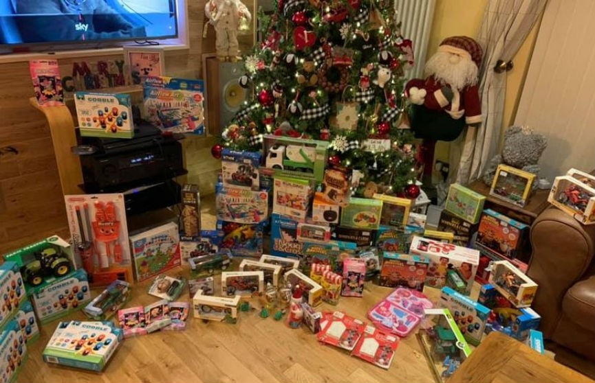 Британский бизнесмен скупил все игрушки в магазине и подарил детям из нуждающихся семей