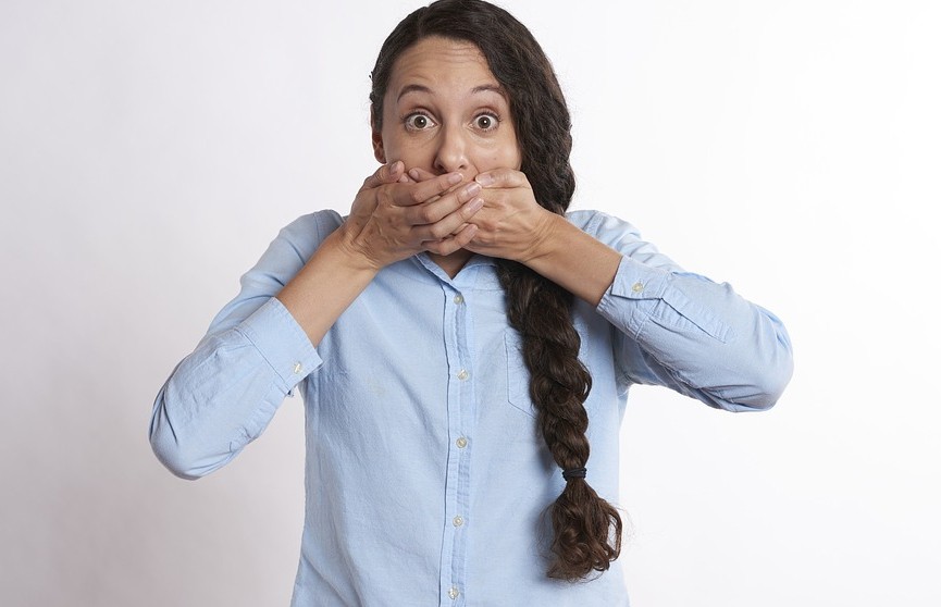 Гастроэнтеролог назвал болезни, вызывающие запах изо рта