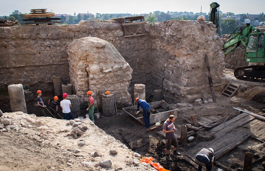 Старинный дом XIV века обнаружили на раскопках в Гродно