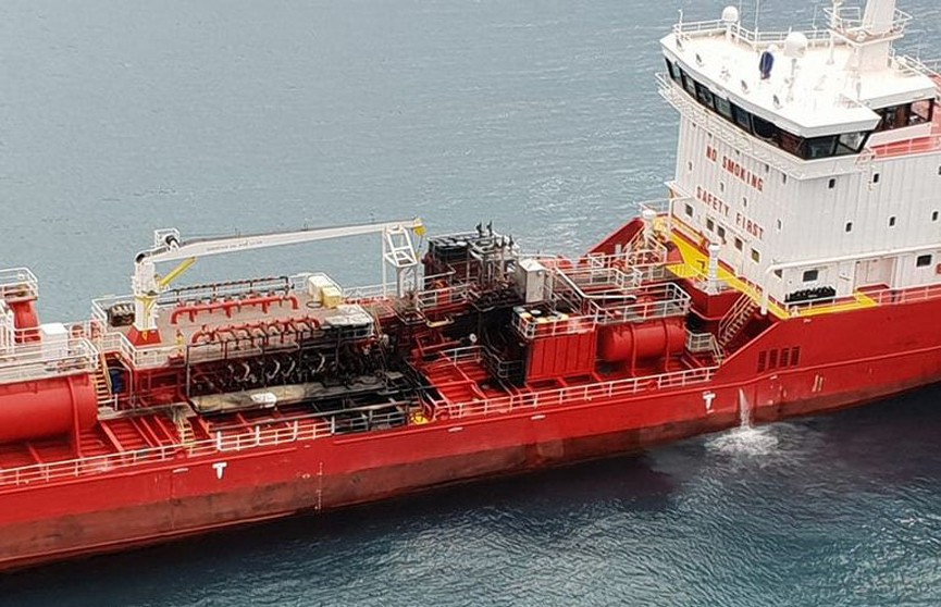 Взрыв и пожар на нефтяном танкере у побережья Кипра: корабль сел на мель