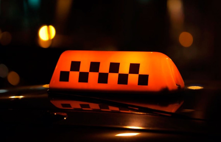 Минский таксист сбил парня на пешеходном переходе и скрылся