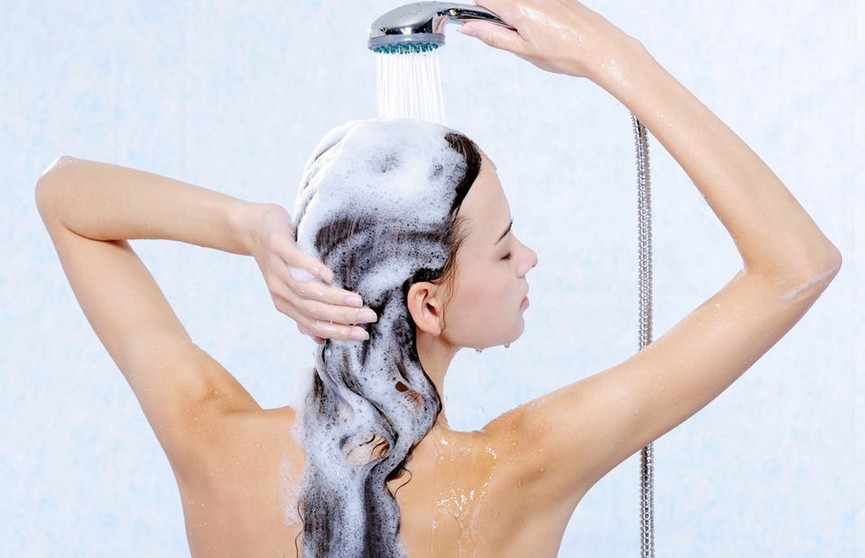 Густые и блестящие: 7 важных правил мытья головы