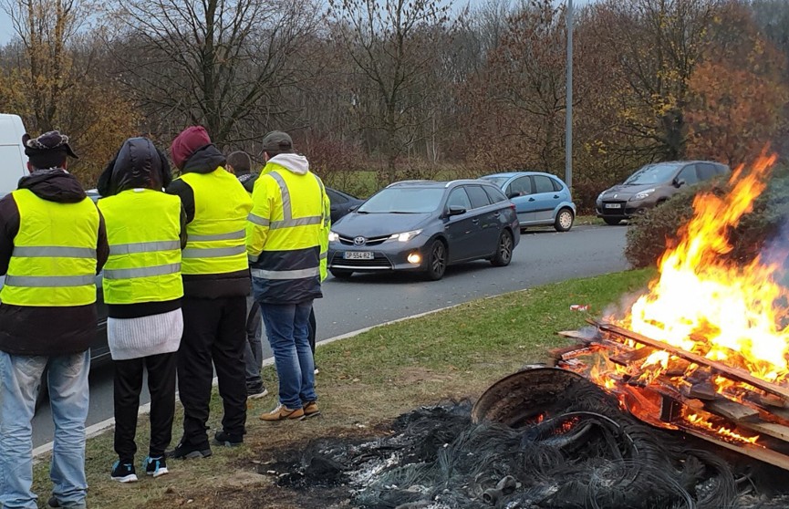 Во Франции продолжаются протесты против роста цен на топливо. Активисты блокируют склады с горючим