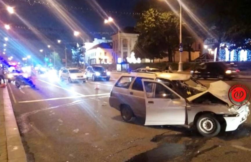 Пьяный бесправник на LADA врезался в мотоцикл в Минске: есть пострадавшие