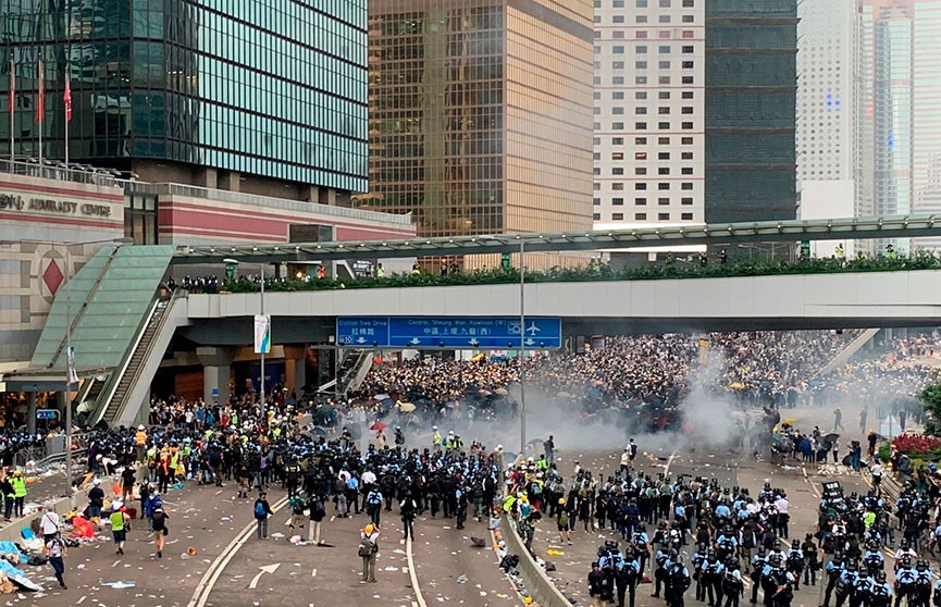 В Гонконге из-за протестов перестал ходить общественный транспорт, закрылись школы и университеты