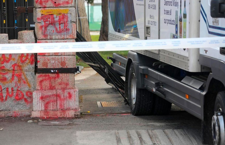 Ворота российского посольства в Ирландии протаранили грузовиком