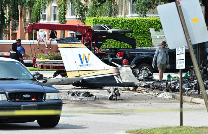 В США самолет запутался в линии электропередач и разбился рядом с оживленной автострадой