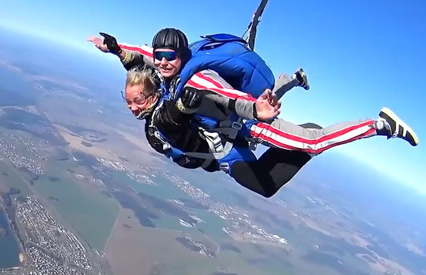 Врач из Ганцевичей в 63 года впервые в жизни прыгнула с парашютом ради победы в конкурсе