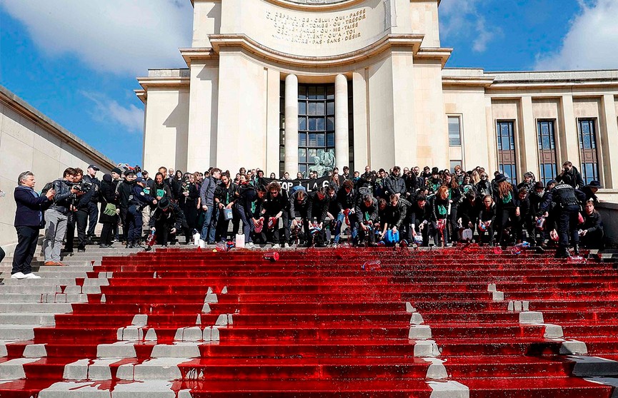 Активисты разлили 300 литров бутафорской крови в центре Парижа (ВИДЕО)