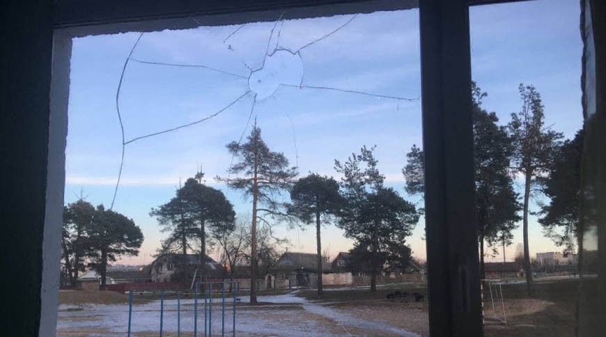 До трех лет лишения свободы грозит подростку, разбившему в школе окно