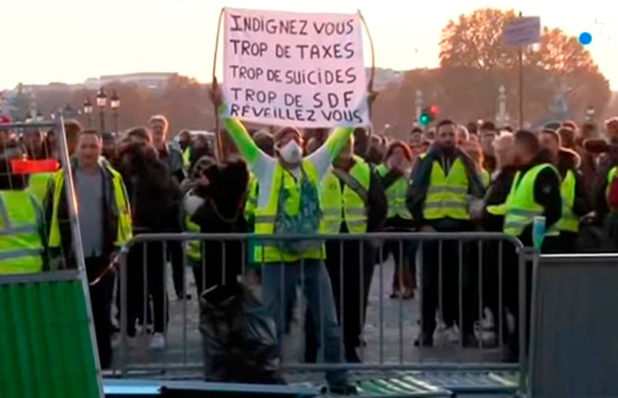 Более 400 человек пострадали во время манифестаций во Франции