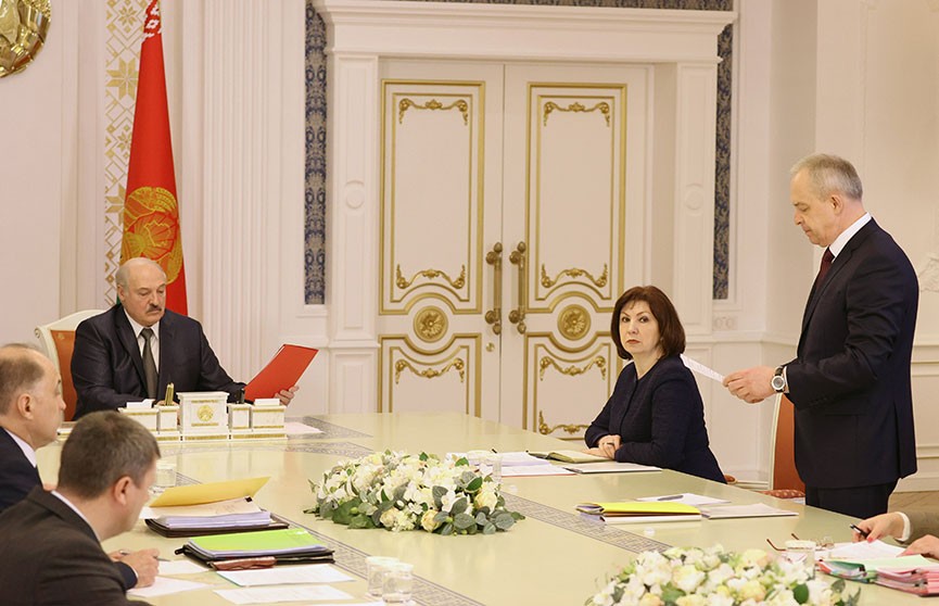 «Допустим, значок государственного флага»: Лукашенко убежден, что госслужащие должны быть заметнее в обществе