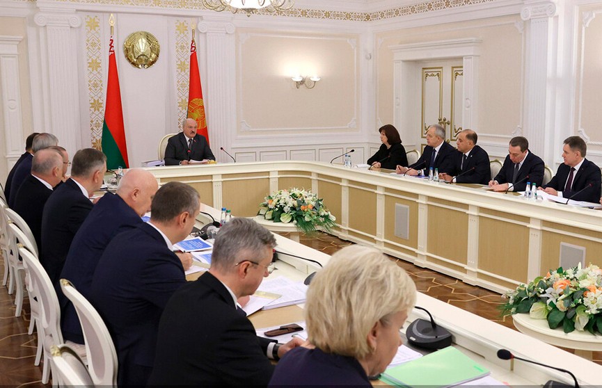 Лукашенко усомнился, что все экономят и «напрягаются» по сокращению расходов