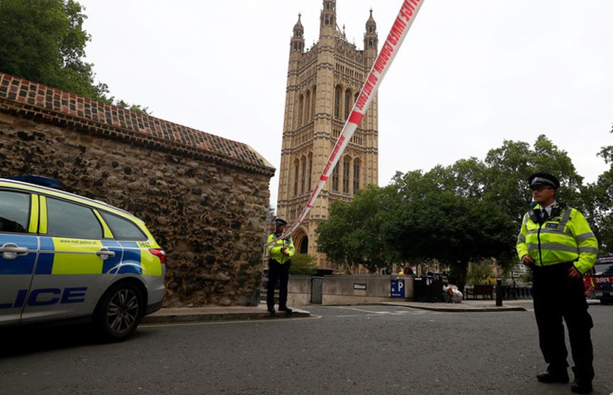 Полиция рассматривает инцидент у британского парламента как теракт