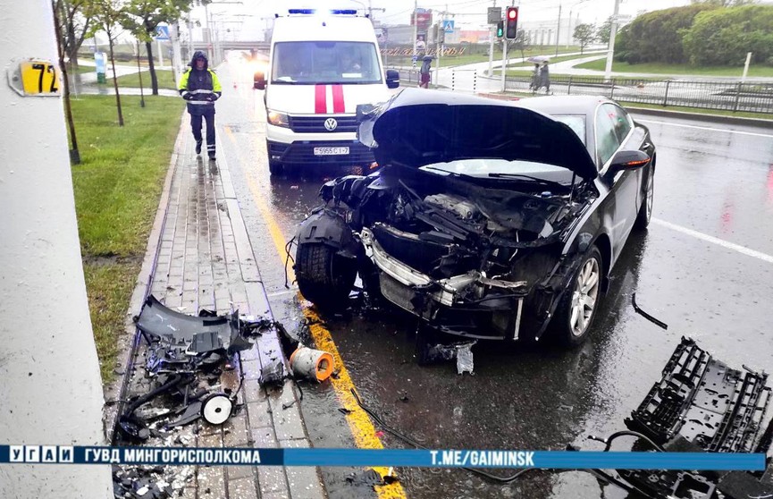 В Минске на проспекте Победителей водитель потерял управление и врезался в столб