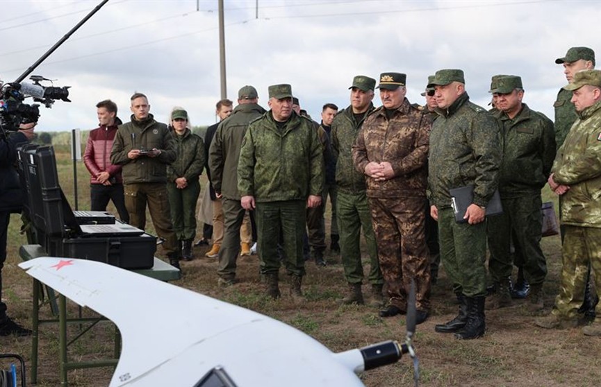 Лукашенко: Даже если убеждены, что ни с кем воевать не будем, никакой показухи быть не должно