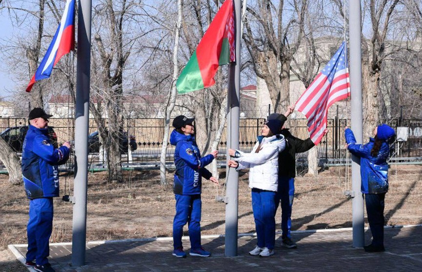 Флаг Беларуси поднят на космодроме Байконур Мариной Василевской и Анастасией Ленковой