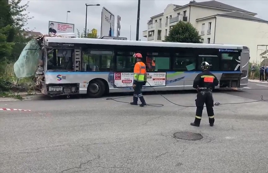 Во Франции пассажирский автобус врезался в дом. Пострадали 16 человек