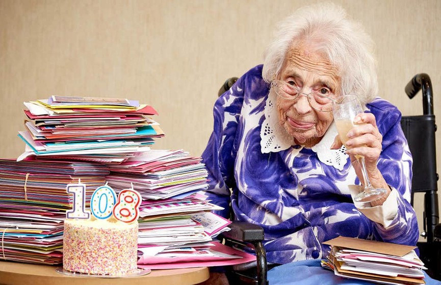 «Шампанского, сэр!»: 108-летняя англичанка раскрыла секрет долголетия