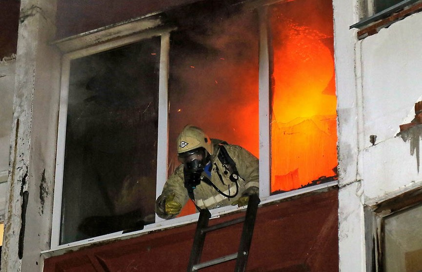 Пожарные спасли девочку из горящей квартиры в Берёзе