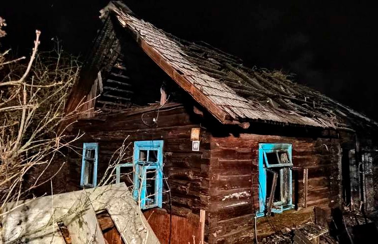 СК Беларуси проводит проверку по факту гибели трех человек при пожаре в Гродненской области