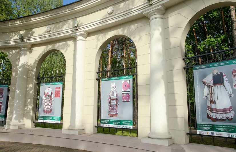 В парке Челюскинцев ограду украсили снимками раритетов Национального исторического музея