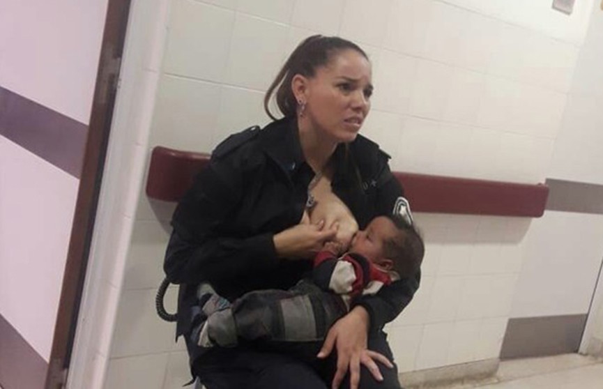 ​Офицер полиции накормила грудью брошенного врачами малыша