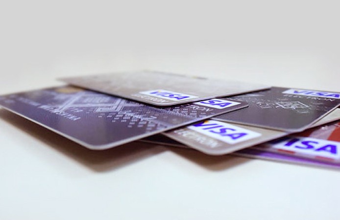 Три банковские карточки специалисты рекомендуют использовать белорусам
