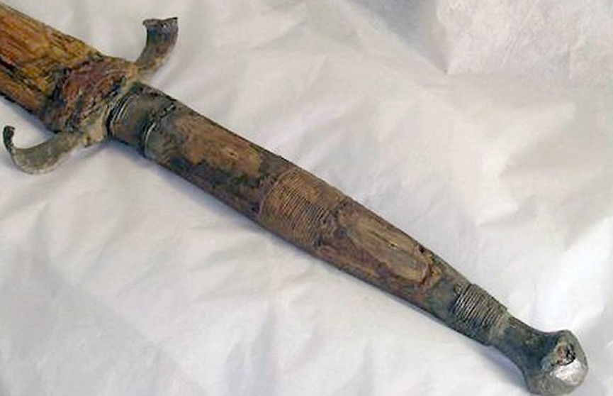 Средневековый меч достали со дна крупнейшего озера Норвегии
