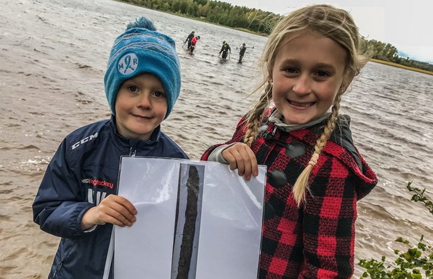 Маленькая девочка нашла в озере 1000-летний меч викингов