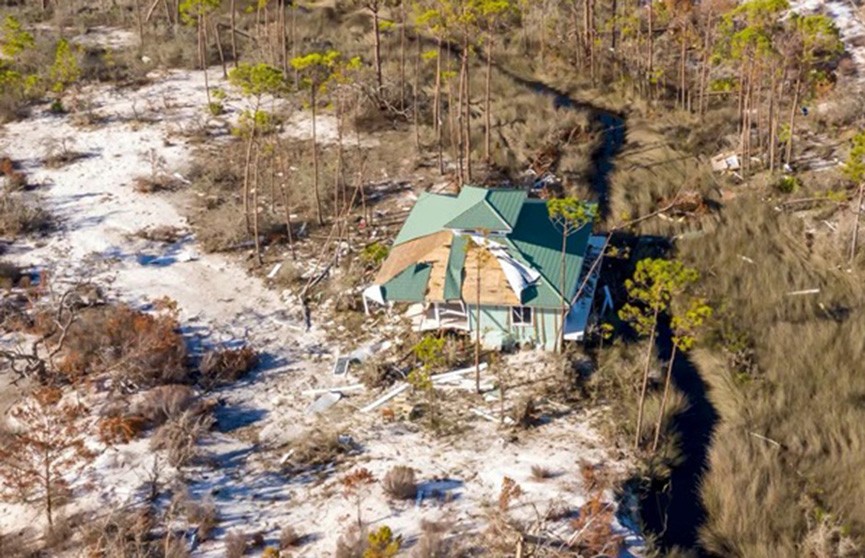 Жители Флориды нашли свой дом после урагана в 400 метрах от фундамента
