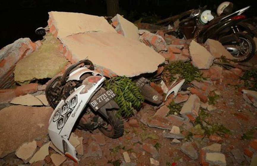 Более 90 человек погибли из-за мощного землетрясения в Индонезии