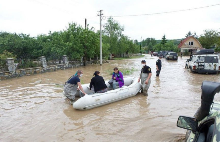 Сильные дожди в Украине привели к гибели троих человек, затоплено 10 тыс. домов