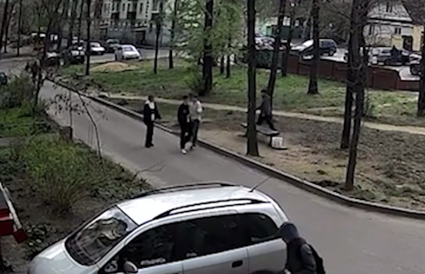 Девятиклассник без причины избил двух подростков в Борисове