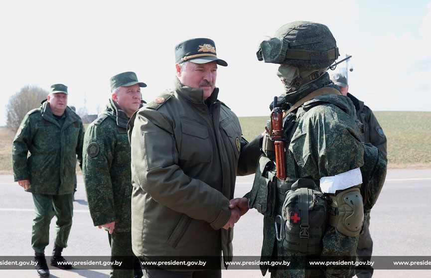 Президент Беларуси принял участие в проверке боеготовности на приграничных территориях