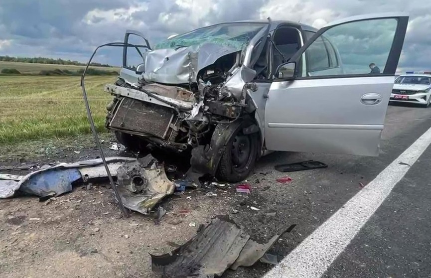 В Крупском районе Opel въехал в стоящий МАЗ – пострадали четверо детей
