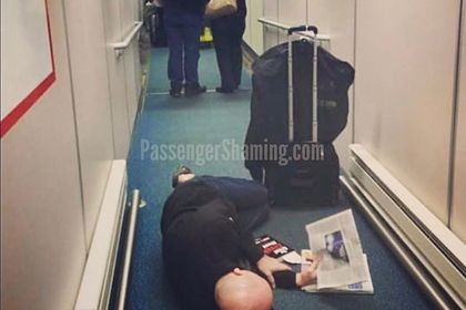 Пассажир самолета прилег в телетрапе и взбудоражил соцсети